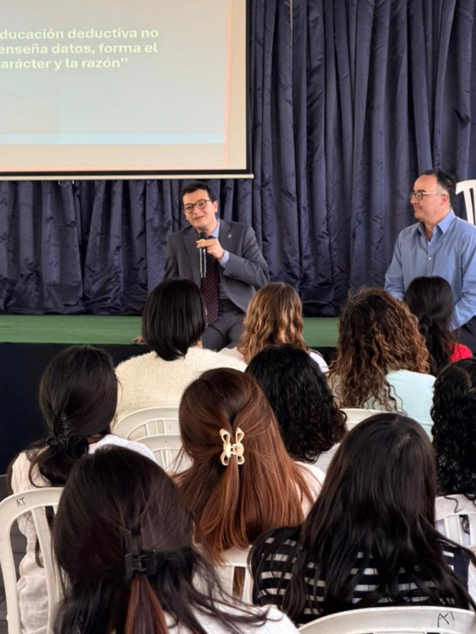 Fotografía de Conferencia sobre educación deductiva en el Colegio AmeriTec