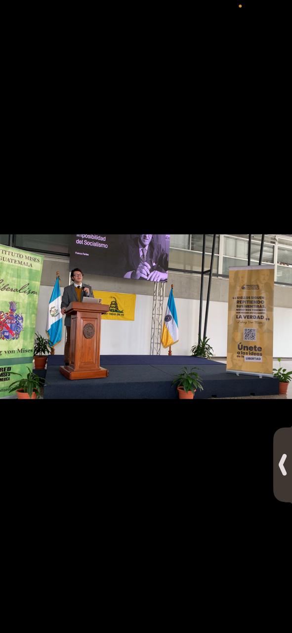 Franco Farías durante el Congreso Libertario en la Universidad Rafael Landívar