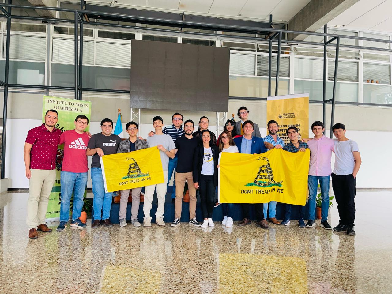 Participantes del Congreso Libertario en la Universidad Rafael Landívar