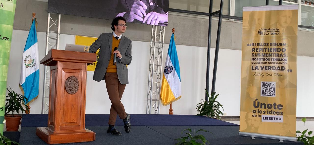 Franco Farías junto a la bandera «Don't Tread on Me»