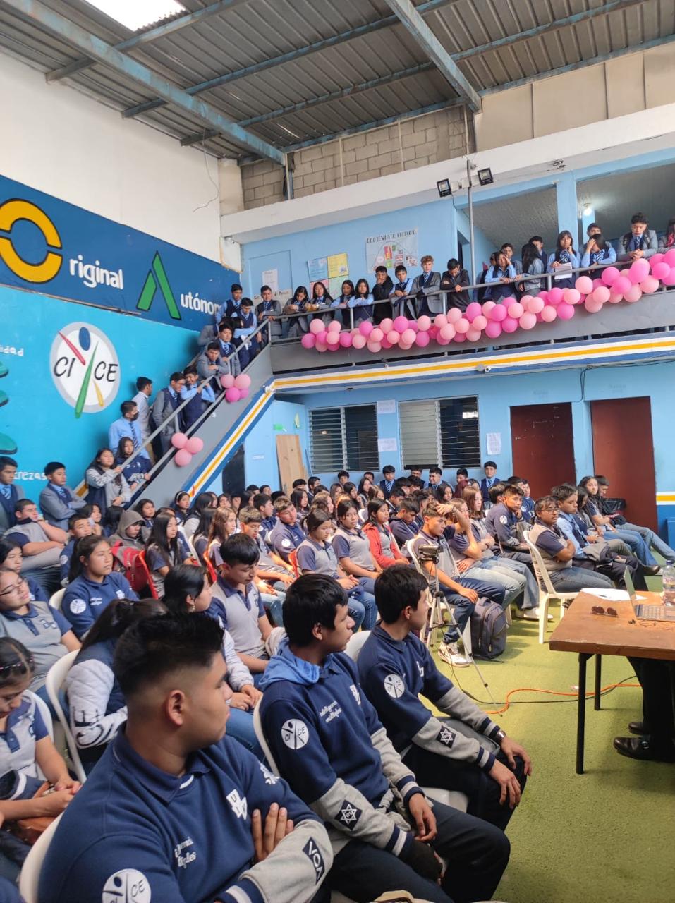 Franco Farías impartiendo una clase en San Juan Sacatepéquez, marzo de 2024
