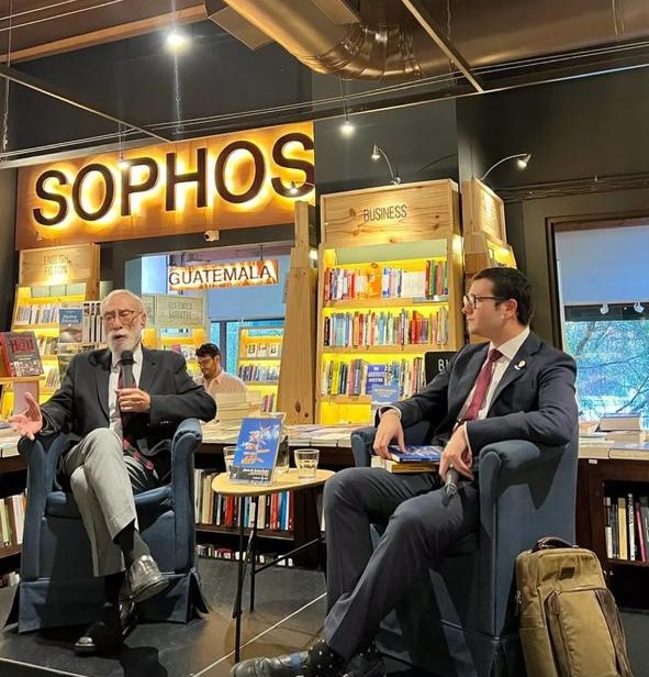 Fotografía de Presentación del nuevo libro de Carlos Sabino en Sophos (26-04)