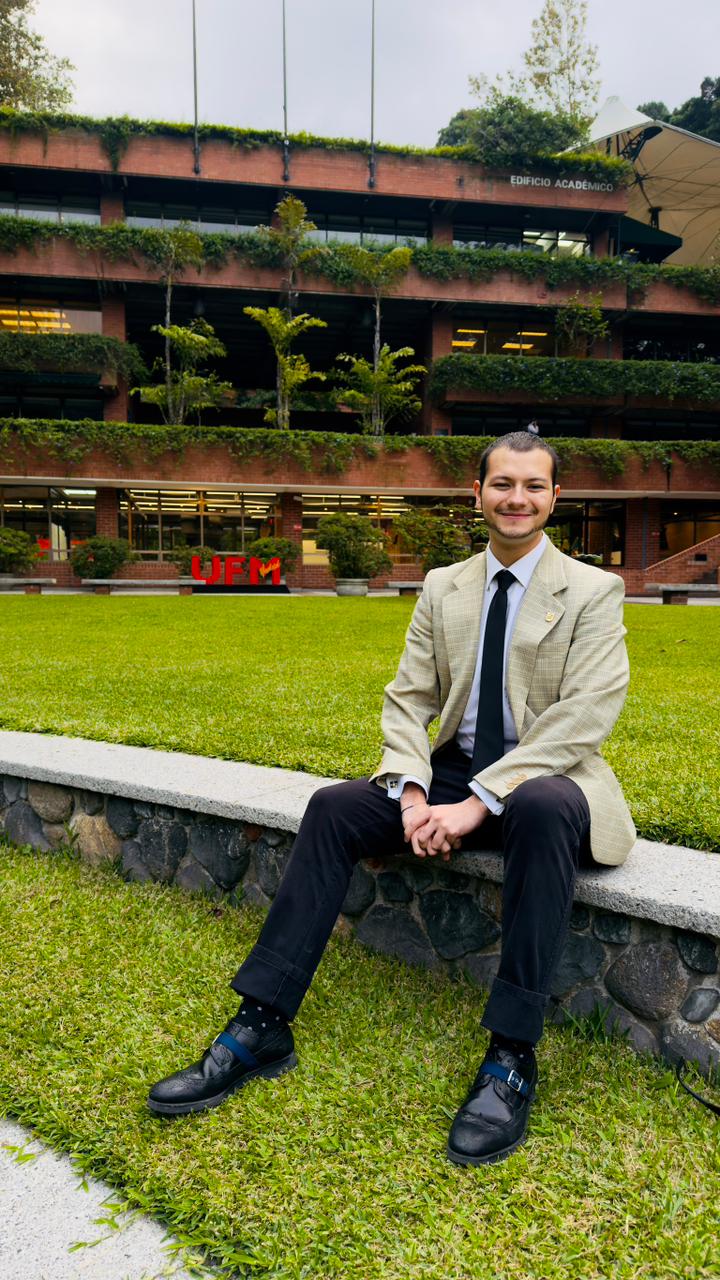 Retrato de Franco Farías en la Universidad Francisco Marroquín